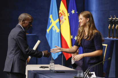 La princesa Leonor saluda al atleta keniano Eliud Kipchoge (i), premio Princesa de Asturias de los Deportes, durante la gala de la 43º edición de los Premios Princesa de Asturias que se celebra este viernes en el Teatro Campoamor, en Oviedo.