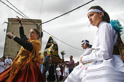 Una aragonesa y una danzante de Pobladura de Pelayo García, durante la procesión . FERNANDO OTERO