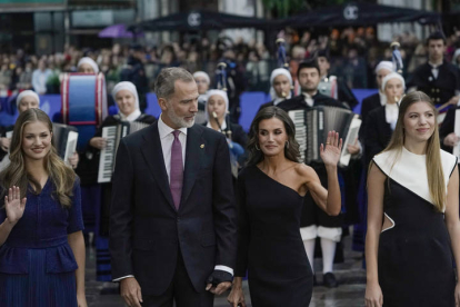 El Rey Felipe VI junto a la reina Letizia a su llegada a la 43º edición de los Premios Princesa de Asturias, este viernes en el  Teatro Campoamor de Oviedo. PACO PAREDES