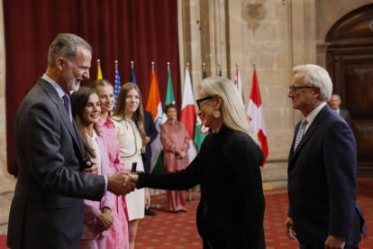 Los reyes Felipe y Letizia, la princesa de Asturias, Leonor, y la infanta Sofía reciben en audiencia a la galardonada con el premio Príncesa de Asturias de las Artes, la actriz estadounidense Meryl Streep, en el Hotel de la Reconquista de Oviedo este viernes. BALLESTEROS