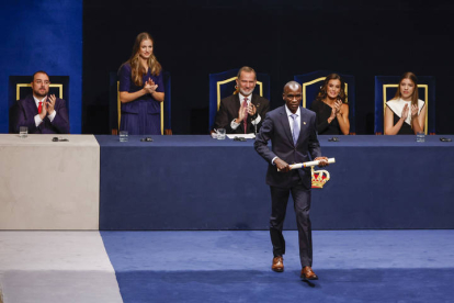 El atleta keniano Eliud Kipchoge, premio Princesa de Asturias de los Deportes, durante la gala de la 43º edición de los Premios Princesa de Asturias que se celebra este viernes en el Teatro Campoamor, en Oviedo.  CHEMA MOYA