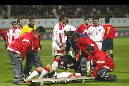 Momento en el que los servicios sanitarios atendían a uno de los jugadores de Armenia que se lesionó durante el partido.