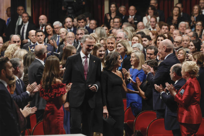 El Rey Felipe VI junto a la reina Letizia, a su llegada la 43º edición de los Premios Princesa de Asturias, este viernes en el  Teatro Campoamor de Oviedo. BALLESTEROS