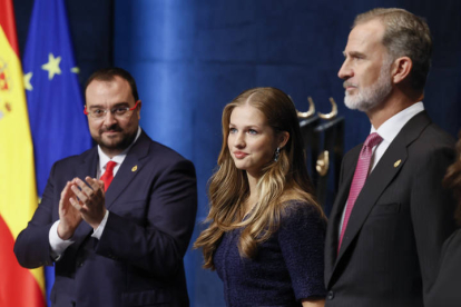 El Rey Felipe VI, la Princesa Leonor (c) y el presidente del Principado de Asturias, Adrián Barbón (i), durante la gala de la 43º edición de los Premios Princesa de Asturias que se celebra este viernes. BALLESTEROS