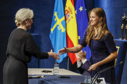 La princesa de Asturias, Leonor de Borbón (d), saluda a la actriz estadounidense Meryl Streep (i), Premio Princesa de Asturias de las Artes durante la gala de la 43º edición de los Premios Princesa de Asturias que se celebra este viernes en el Teatro Campoamor, en Oviedo. BALLESTEROS