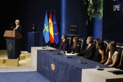 La Familia Real y el presidente del Principado de Asturias, Adrián Barbón (i) durante la 43º edición de los Premios Princesa de Asturias, este viernes en el  Teatro Campoamor de Oviedo. BALLESTEROS