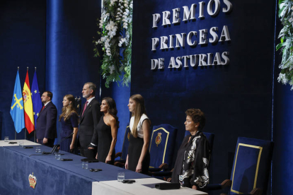 La Familia Real y el presidente del Principado de Asturias, Adrián Barbón (i) durante la 43º edición de los Premios Princesa de Asturias, este viernes en el  Teatro Campoamor de Oviedo. BALLESTEROS