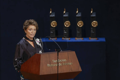 La presidenta de la Fundación Princesa de Asturias, Ana Isabel Fernández, pronuncia unas palabras la 43º edición de los Premios Princesa de Asturias, este viernes en el  Teatro Campoamor. BALLESTEROS
