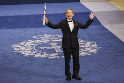 El escritor japonés Haruki Murakami tras recoger el Premio Letras durante la 43º edición de los Premios Princesa de Asturias, este viernes en el  Teatro Campoamor de Oviedo.