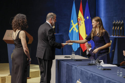 La princesa Leonor saluda a los galardonados con el Premio Princesa de Asturias a la Investigación Científica y Técnica, el microbiólogo estadounidense Everett Peter Greenberg (c) y la bióloga molecular estadounidense Bonnie Lynn Bassler (i), durante la gala de la 43º edición de los Premios Princesa de Asturias que se celebra este viernes en el Teatro CampoamoR. BALLESTEROS