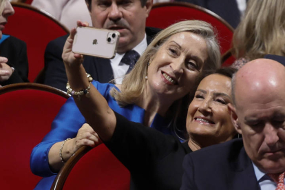 La actriz estadounidense Meryl Streep junto a la madre de la reina Letizia. BALLESTEROS