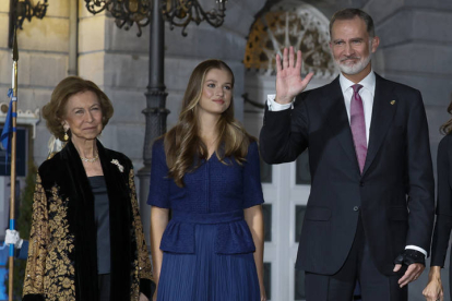 La reina emérita Doña Sofía (i), el Rey Felipe VI (d) y la Princesa Leonor (c) saludan al término de la 43º edición de los Premios Princesa de Asturias que se celebra este viernes en el Teatro Campoamor, en Oviedo. BALL