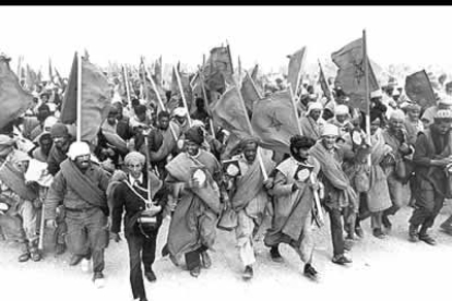 El 6 de noviembre la «Marcha Verde», iniciada por Hassan II para reivindicar el Sáhara, llega a 5 kilómetros de la frontera militar fijada por España. Lograron su objetivo.