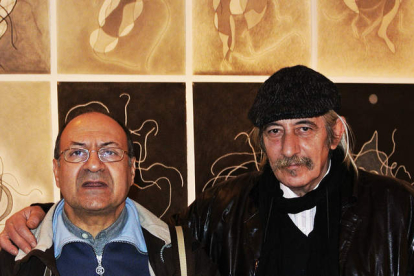 El pintor Esteban Tranche y el poeta Aldo Sanz en la exposición del CLA.