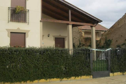 Fachada de la casa en la localidad zamorana de Villaobispo de Vidriales en la que residía la víctima.