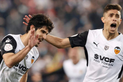 Guedes y el brasileño Gabriel Paulista celebran el gol que clasifica al Valencia para la final. K. F.