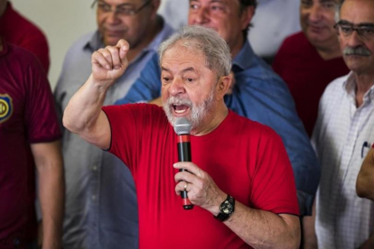 Lula se dirige a sus seguidores del sindicato metalúrgico en Sao Bernardo do Campo.