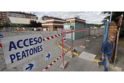 Imagen de las obras de la Estación de Autobuses, ayer, con todo el vallado ya colocado desde hace días. L. DE LA MATA
