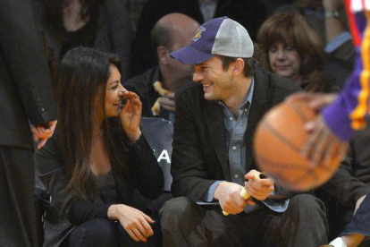 Los actores Mila Kunis y Ashton Kutcher en un partido de Los Angeles Lakers.