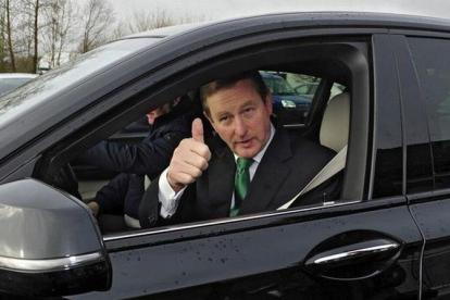 El primer ministro irlandés Enda Kenny, saluda tras votar en un colegio electoral en Castlebar, Irlanda.