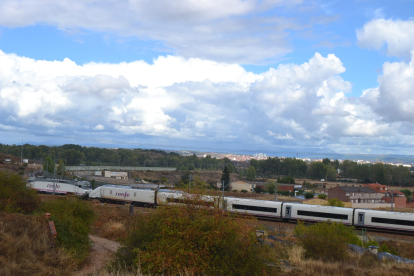 El tren de altas prestaciones recorre en pruebas los accesos a León. DL