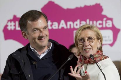 La líder de UPyD, Rosa Díez, y el candidato a la presidencia de la Junta, Martín de la Herrán (i).