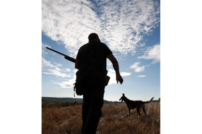 Un cazador junto a su perro en una jornada. JESÚS F. SALVADORES