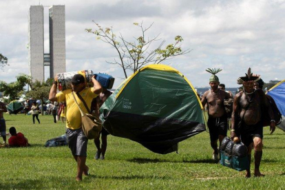 Indígenas de todo Brasil instalan el Campamento Tierra Libre.