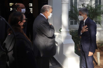 Grande-Marlaska saluda en Rabat a su homólogo marroquí, Abdelouafi Laftit. JAVIER OTAZU