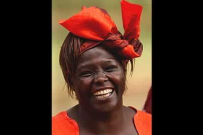 La ministra keniata Wangari Maathai, activista de los derechos humanos y el medio ambiente, se convirtió en la primera mujer africana en ser galardonada con el Premio Nobel de la Paz.