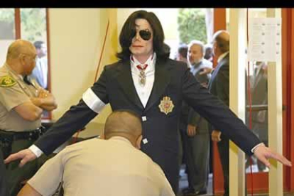 Michael Jackson pasa el control de seguridad a su llegada al tribunal de Santa María, para comparecer por los cargos de abuso de menores de los que estaba imputado