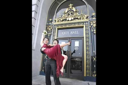 Liz McElhinney carga con su pareja, Siddiqi Ray, en San Francisco tras su boda. La ciudad dio un gran paso adelante a favor de los matrimonios homosexuales al casar a parejas del mismo sexo.