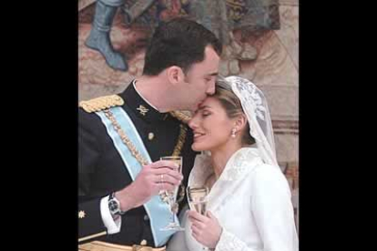 La boda del Príncipe de Asturias fue el acontecimiento social más importante del año. La periodista Letizia Ortiz se convirtió en la esposa del heredero al trono.