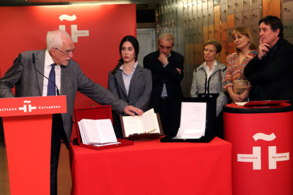 El escritor Luis Mateo Díez, premio Cervantes 2023, deposita un legado compuesto por unos cuadernos de trabajo de sus novelas algunos originales de sus textos mecanografiados y un texto de su nieta Mónica, una escritora en ciernes, en la caja numero 1106 de la cámara acorazada del Instituto Cervantes. En la imagen, acompañado por su nieta Mónica. BENITO ORDÓÑEZ