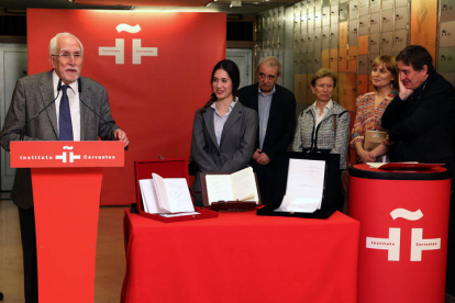 El escritor Luis Mateo Díez, premio Cervantes 2023, deposita un legado compuesto por unos cuadernos de trabajo de sus novelas algunos originales de sus textos mecanografiados y un texto de su nieta Mónica, una escritora en ciernes, en la caja numero 1106 de la cámara acorazada del Instituto Cervantes. En la imagen, acompañado por su nieta Mónica. BENITO ORDÓÑEZ