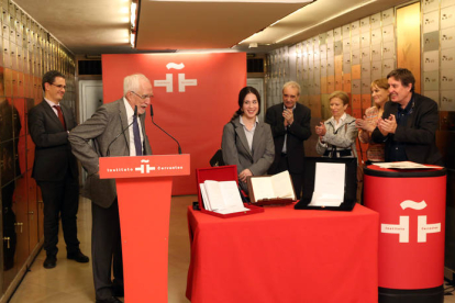 El escritor Luis Mateo Díez, premio Cervantes 2023, deposita un legado compuesto por unos cuadernos de trabajo de sus novelas algunos originales de sus textos mecanografiados y un texto de su nieta Mónica, una escritora en ciernes, en la caja numero 1106 de la cámara acorazada del Instituto Cervantes. En la imagen, acompañado por su nieta Mónica. BENITO ORDÓÑEZ