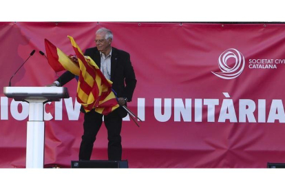 l exministro y expresidente del Parlamento Europeo (PE) Josep Borrell, durante su intervención tras la manifestación convocada hoy.