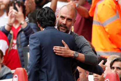 Pep Guardiola y Unai Emery (de espaldas) se saludan antes del Arsenal-Manchester City.