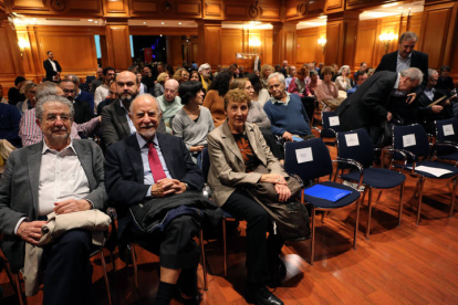 El escritor Luis Mateo Díez, premio Cervantes 2023, deposita un legado compuesto por unos cuadernos de trabajo de sus novelas algunos originales de sus textos mecanografiados y un texto de su nieta Mónica, una escritora en ciernes, en la caja numero 1106 de la cámara acorazada del Instituto Cervantes. En la imagen, acompañado por su nieta Mónica. BENITO ORDÓÑEZ