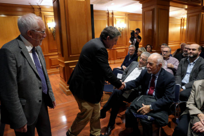 El escritor Luis Mateo Díez, premio Cervantes 2023, deposita un legado compuesto por unos cuadernos de trabajo de sus novelas algunos originales de sus textos mecanografiados y un texto de su nieta Mónica, una escritora en ciernes, en la caja numero 1106 de la cámara acorazada del Instituto Cervantes. En la imagen, acompañado por su nieta Mónica. BENITO ORDÓÑEZ