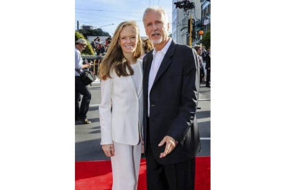 El cineasta James Cameron y su esposa en el estreno de 'El hobbit'. REUTERS / MARK COOTE