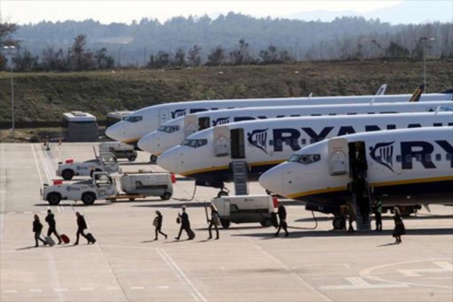 Pasajeros de Ryanair desembarcan de uno de los aparatos de la compañía en el aeropuerto de Girona.