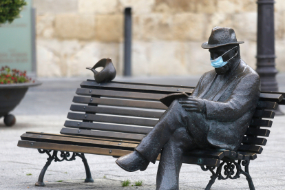 Escultura de Antonio Gaudí en la plaza de Botines, con una mascarilla quirúrgica, en 2020, durante la octava semana de confinamiento por la crisis sanitaria del coronavirus. FERNANDO OTERO