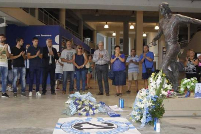 Los capitanes blanquiazules, el presidente Collet y los padres de Jarque rinden homenaje al jugador fallecido hace seis años.