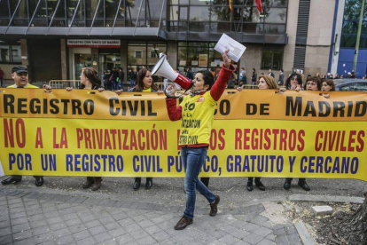 Trabajadores del Registro Civil protestan contra la privatización del organismo, el jueves en Madrid.