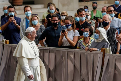 El papa Francisco saluda a los asistentes a la primera audiencia general con fieles tras seis meses debido a la pandemia. FABIO FRUSTACI