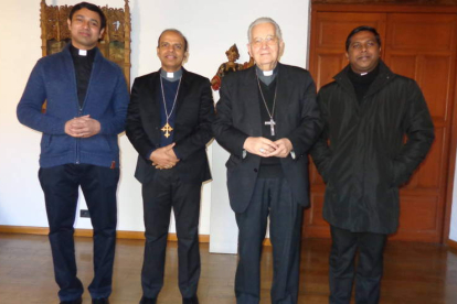 El padre Binod, el obispo auxiliar de Kanjirapally, Mar Jose Pulickal, y el obispo de León, Julían López, ayer en el Obispado DL