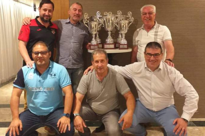 Arriba: Nacho, Armando y Peña. Abajo: Quijada, Álvaro y Carlos. El Puente Castro posa con los trofeos. DL