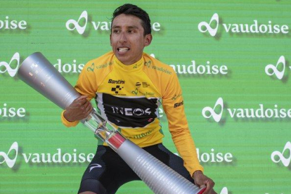 Egan Bernal, con la singular copa como vencedor de la Vuelta a Suiza.