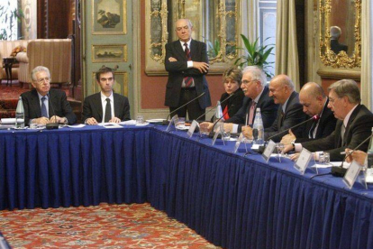 Mario Monti, primero por la izquierda, en la reunión que ha mantenido con sindicatos y empresarios.